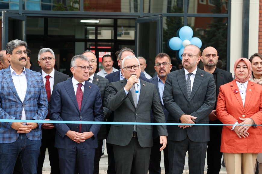 Sivas Numune Hastanesi’nin yeni idari hizmet binası düzenlenen törenle hizmete açıldı.