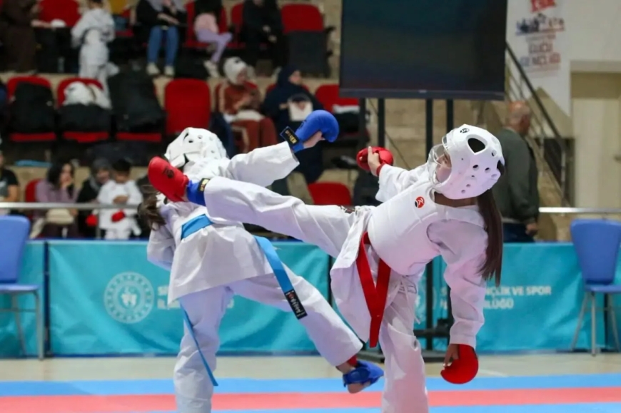Sivas’ta Karate Heyecanı: 150 Sporcu Tatamide Ter Döktü